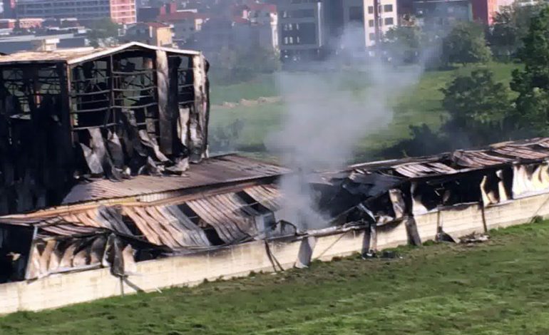 ENDE KA RREZIK/ Djegia e fabrikës së riciklimit, vatra të reja zjarri gjatë mëngjesit