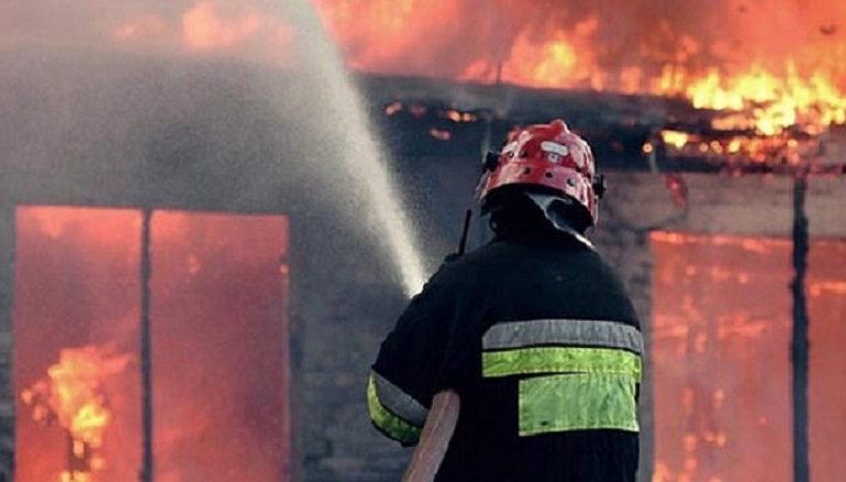 VIDEO/ DIGJET APARTAMENTI, ndërhyrja e zjarrfikësit shpëton banesat e tjera