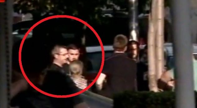 Prokurori me fletë ARRESTI SHTËPIAK në dorë. Të rinjtë e rrethojnë e bëjnë FOTO me TAHIRIN… (VIDEO)