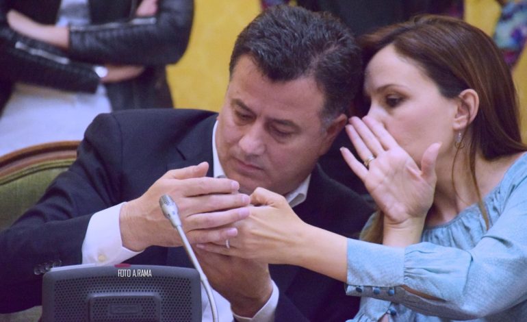 Jorida Tabaku i tregon mesazhin në telefon Nokës, por kujdeset për… (FOTO)