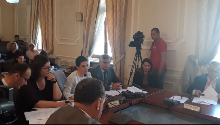Ministrja Gjonaj: Avokatët po zvarrisin gjyqet, duhet mbikëqyrje shtetërore