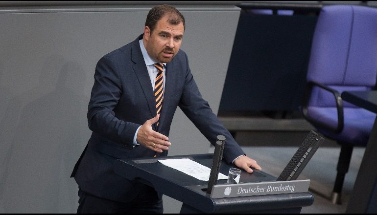 NEGOCIATAT/ Sot në Tiranë deputeti gjerman Florian Hahn (AXHENDA)