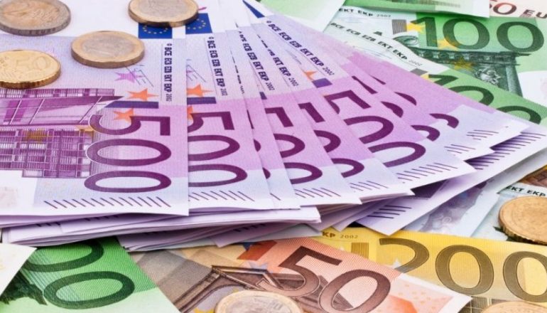 Nuk ndalet rënia e euros, vlera shkon në 127.3 lekë