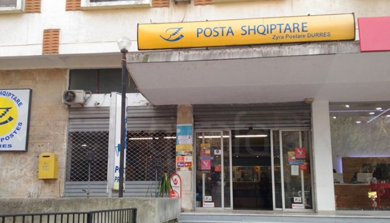Ndjeva një të mbërthyer në duar e shpatull/ Dëshmon korrieri i postës sekrete që u grabit dje