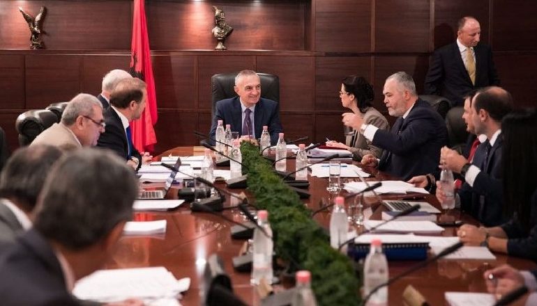 PASURITË 2017/ Pasojat e Vetingut, anëtarët e Këshillit të Lartë të Drejtësisë shesin makinat dhe marrin para borxh
