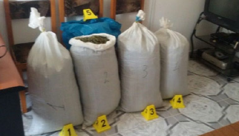 VLORE/ Sekuestrohen automatikë, municione luftarake dhe 246 kg kanabis, në kërkim 35-vjeçari
