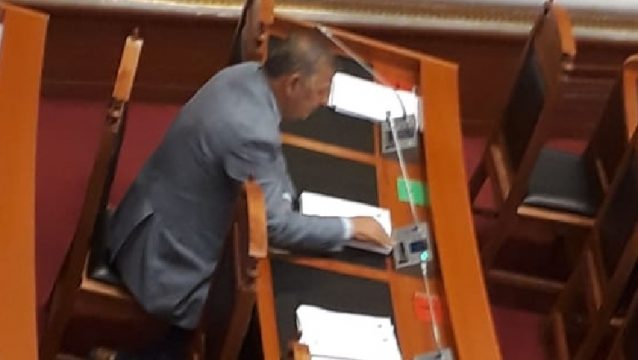 Deputeti i LSI-së injoron Monika Kryemadhin, kundërshton hapur vendimin për bojkot