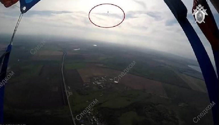 Hidhen nga avioni, nuk u hapen parashutat vdesin 2 persona (VIDEO)