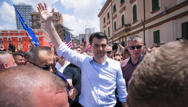 Gazetari pranë PD: Basha dje vrau institucionin e protestës, s’ka më kuptim që njerëzit të dalin në shesh