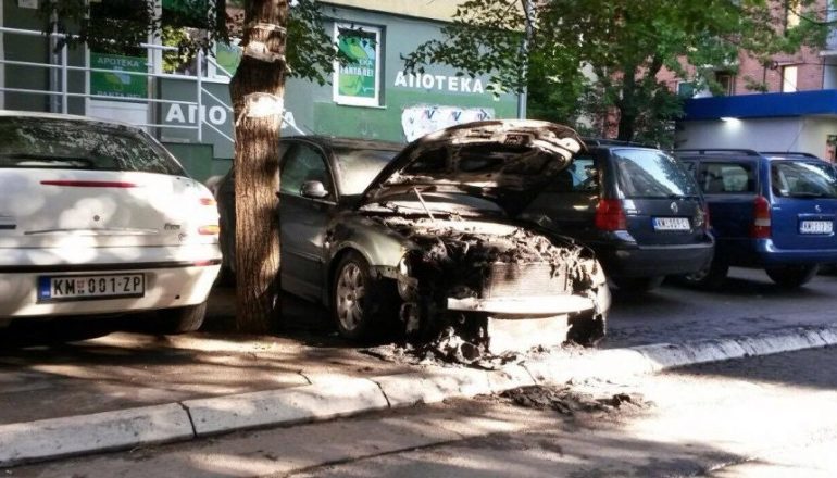 Shkrumbohet makina e pjesëtarit serb të FSK, ngjarja dyshohet e qëllimshme
