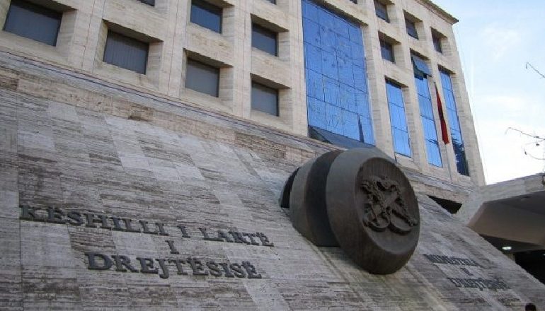 DREJTORIA NE KOLAPS/ 9 gjykata në prag të mbylljes, bllokohen mijëra dosje. Mungesa e gjyqtarëve…