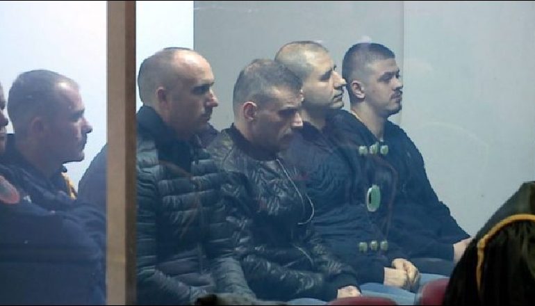 Arkëtaret që thyen çeqet e Ylvi Beqjat DËSHMOJNË në gjyqin e Shullazit: S’i mbajmë mend kush janë…