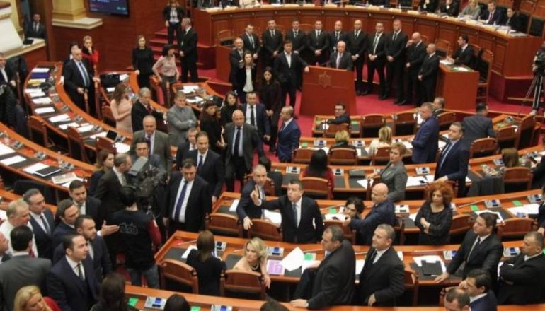 KAOS NË KUVEND/ Deputetët sërish jashtë kontrollit, shtyhet disiplinimi i tyre