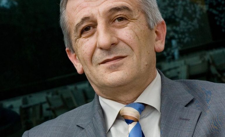 Gazetari nxjerr vendimin: Si më pushuan nga puna pse u fejova me “mbesën e armiqve të partisë e popullit”