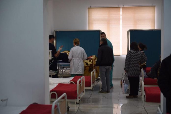 NDODH NË ELBASAN/ Pengohet në tarracë duke nderë rrobat, përfundon në spital 23 vjeçarja pas…