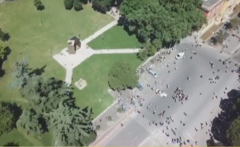 FOTOT/ Pamjet me dron pak minuta para nisjes së protestës, ja çfarë ndodh në Bulevard