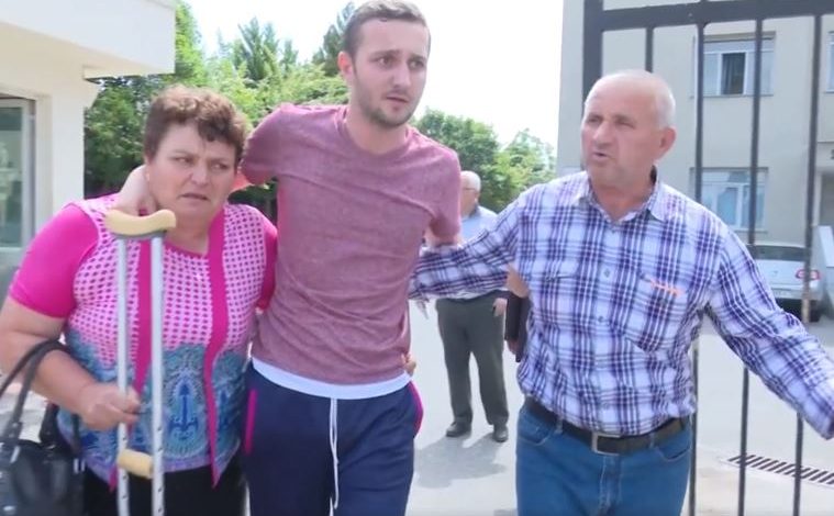 E TRISHTË/ 26-vjeçari e shikon jetën nga KARRIGIA ME RROTA. Apeli prekës i prindërve: Gjithçka duam… (VIDEO)