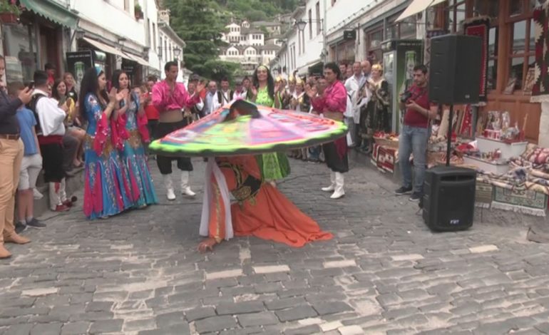 Folklor në rrugë, Ansambli i Egjiptit interpreton në kalldrëmet e Gjirokastrës