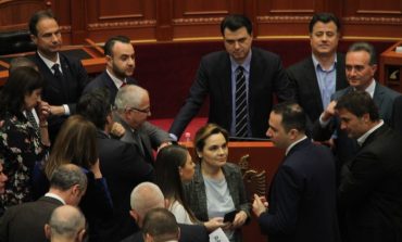 "Ju erdhi ora e Facebookut, vazhdoni"/ Ruçi ndërpret seancën parlamentare për herë të dytë