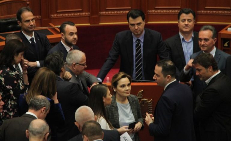 “Ju erdhi ora e Facebookut, vazhdoni”/ Ruçi ndërpret seancën parlamentare për herë të dytë