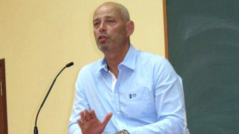 Gruaja e politikanit poston foto provokuese në internet, ai merr vendimin drastik