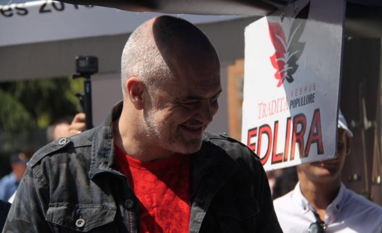 FOTOT/ “Me çorape të kuqe, treçerekshe e xhaketë ushtarake”, Rama viziton Panairin e Punës