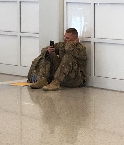 Ushtarit i vonohet aeroplani, detyrohet të shohë lindjen e vajzës përmes telefonit (VIDEO)