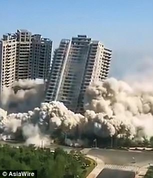 Pronarit i mbarojnë paratë, shikoni si rrafshohen me eksploziv 4 kulla në vetëm 15 sekonda