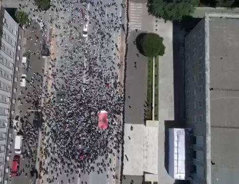 PAMJET NGA DRONI/ Protesta mbaroi dhe pamjet tregojnë pjesëmarrjen. DËSHTIM apo… (VIDEO)