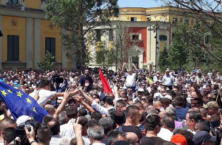 PROTESTA/ “PLAS” tek Ministria, Basha “TENTON” të tërheqë protestuesit… (VIDEO)