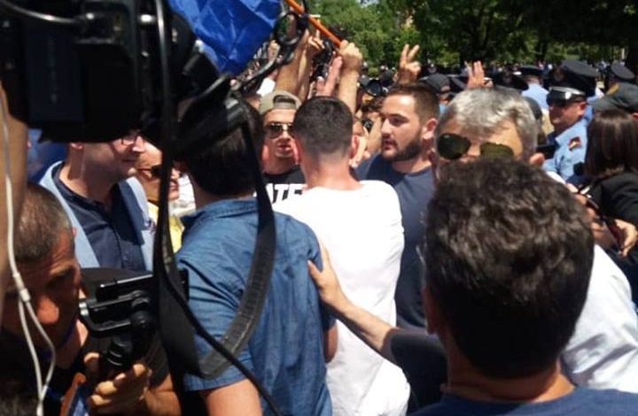 STRESI në PROTESTEN E OPOZITES, “fërkohet” me kordonin e policisë (FOTO)