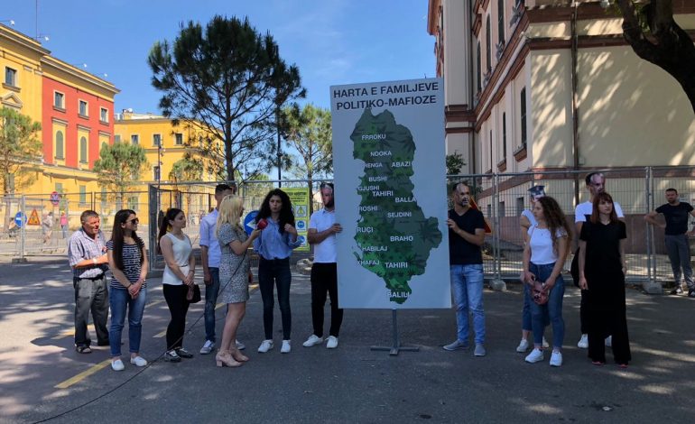 PROTESTA/ PD nxjerr “HARTËN E FAMILJEVE POLITIKO-MAFIOZE” të vendit… (FOTO+EMRAT)