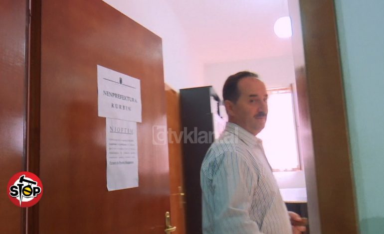 SKANDALI/ Njihuni me nënprefekti i Kurbinit që jep dhe KREDI: Është punë me probleme se… (VIDEO)