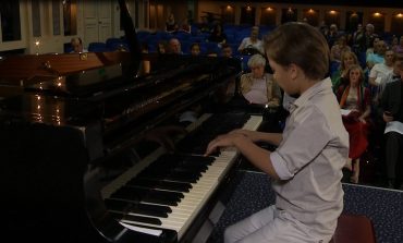 Në një botë të zhytur në teknologji, njihuni me talentet më të vegjël të pianos (VIDEO)
