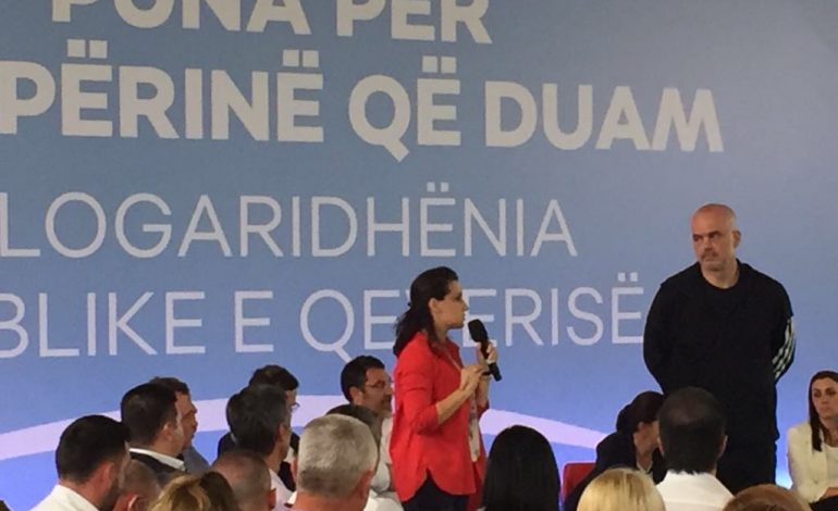 Monika Kryemadhin e “tradhton” dhe kryebashkiakja e Gjirokastrës. Shfaqet në krah të Ramës…