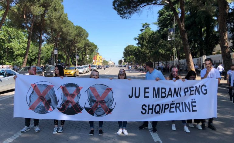 PROTESTA E OPOZITËS/ PD njerr SLOGANIN: Poshtë pashallarët e krimit… (FOTO)