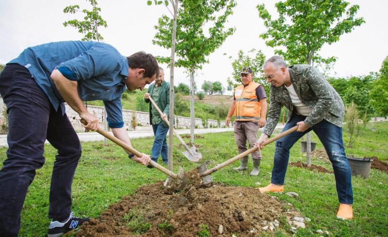 45 PEMË PËR 45 VJETOR/ Sokol Balla feston ditëlindjen, “Lali Eri” i bën urimin e veçantë: Zoti ta shtoftë… (FOTO)