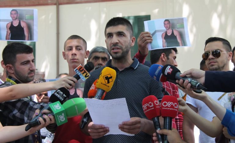 Protestë për vdekjen e Enea Ftojt, vëllai: Kishte brinjët dhe shpatullën të thyer, duam drejtësi