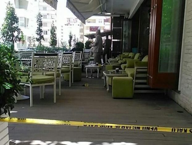 U qëllua me plumb teksa pinte kafe/ Vlonjatit me “PORSCHE” dhe “RANGE ROVER” burg pas plagosjes, ja çfarë i gjeti policia në makinë