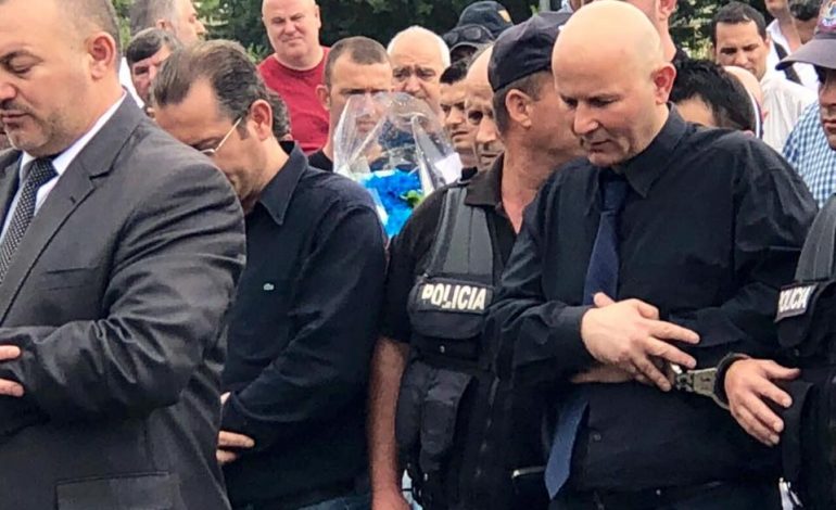 ME BURGIM TË PËRJETSHËM/ Një nga “KAPOT” e bandës së Elbasanit shfaqet në varrimin e të atit. Me pranga ai… (FOTO)