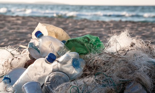 Bruksel/ BE-ja synon të ndalë produktet plastike njëpërdorimshme