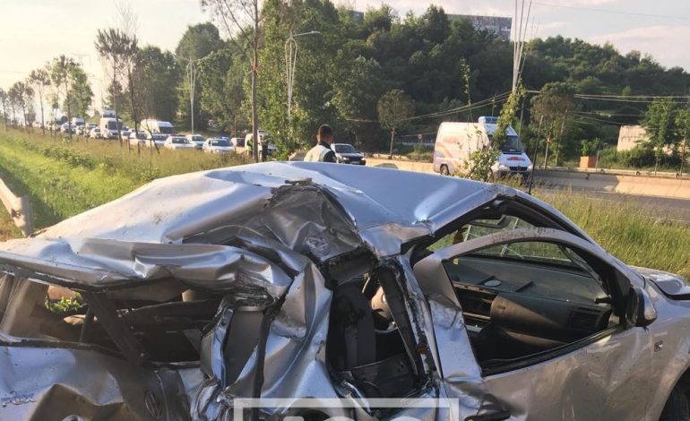 AKSIDENT I RENDE/ Makina bëhet copë në autostradë, dëshmitari rrëqeth me DETAJET nga vendi i ngjarjes (PAMJET)