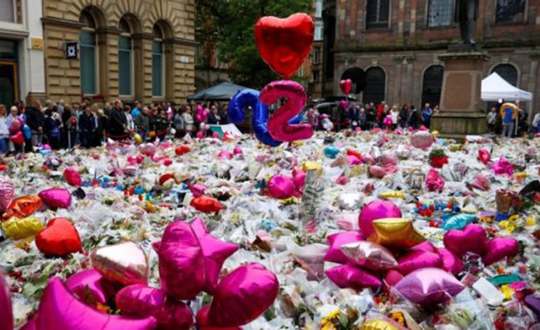 22 TE VDEKUR DHE QINDRA TE PLAGOSUR/ Përkujtohet përvjetori i parë i sulmit në Manchester Arena