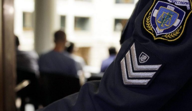 TERROR NË GJYKATË/ 41 vjeçari shqiptar i rrëmben armën polices dhe qëllon…