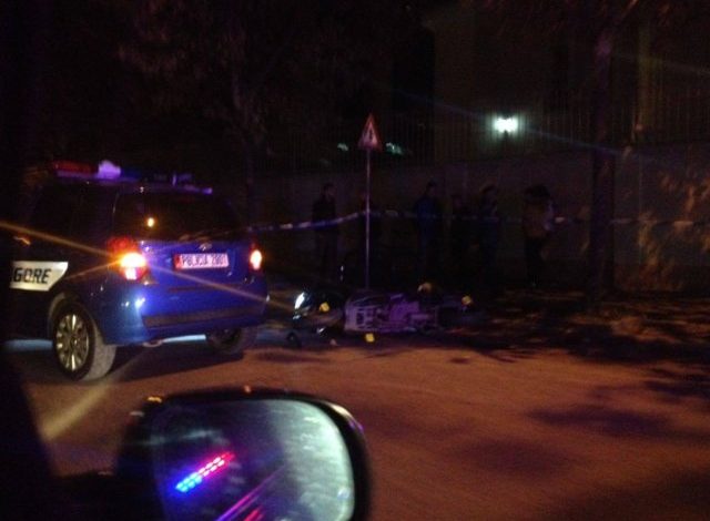 AKSIDENT I RENDE NE ELBASAN/ Mjeti përplaset me bordurën dhe shkrumbohet nga flakët bashkë me drejtuesin brenda