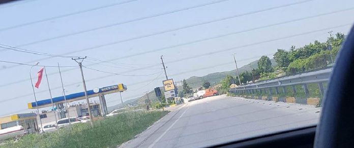 AKSIDENT I RENDE NE PEQIN/ Përplasen tre makina mes tyre edhe një furgon i postës (PAMJET)