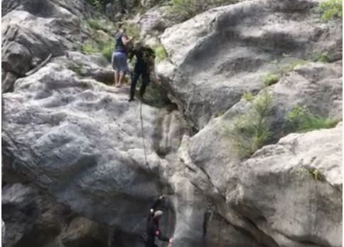 Dalin pamjet/ Shikoni momentin kur forcat e Reneas SHPËTOJNË turistin që ra tek “Shpella e Pëllumbasit” (VIDEO)