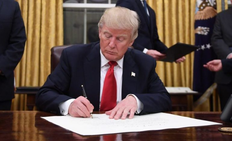 Mësuesja “i tërheq veshin” Presidentit Trump për gramatikën: Është stilistikisht tmerruese