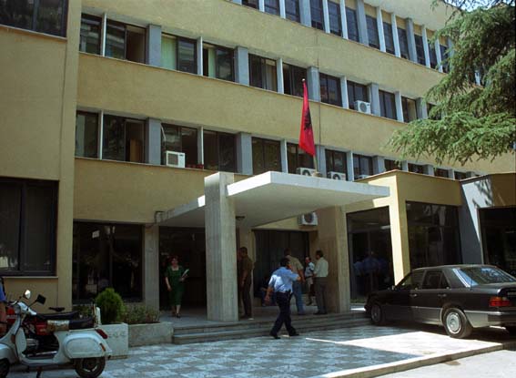 NDODH NË TIRANË/ Denoncoi dentistin se nuk ishte i kënaqur me punën, e pëson keq i riu. Dënohet me…
