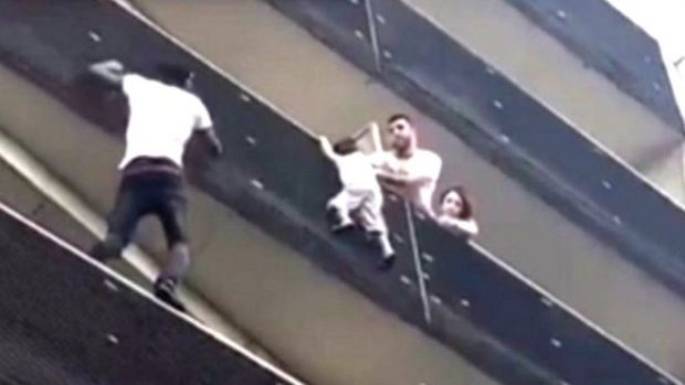 Shpëtoi fëmijën e mitur nga lartësia/ Macron falenderon emigrantin duke i dhënë nënshtetësinë franceze (FOTO VIDEO)